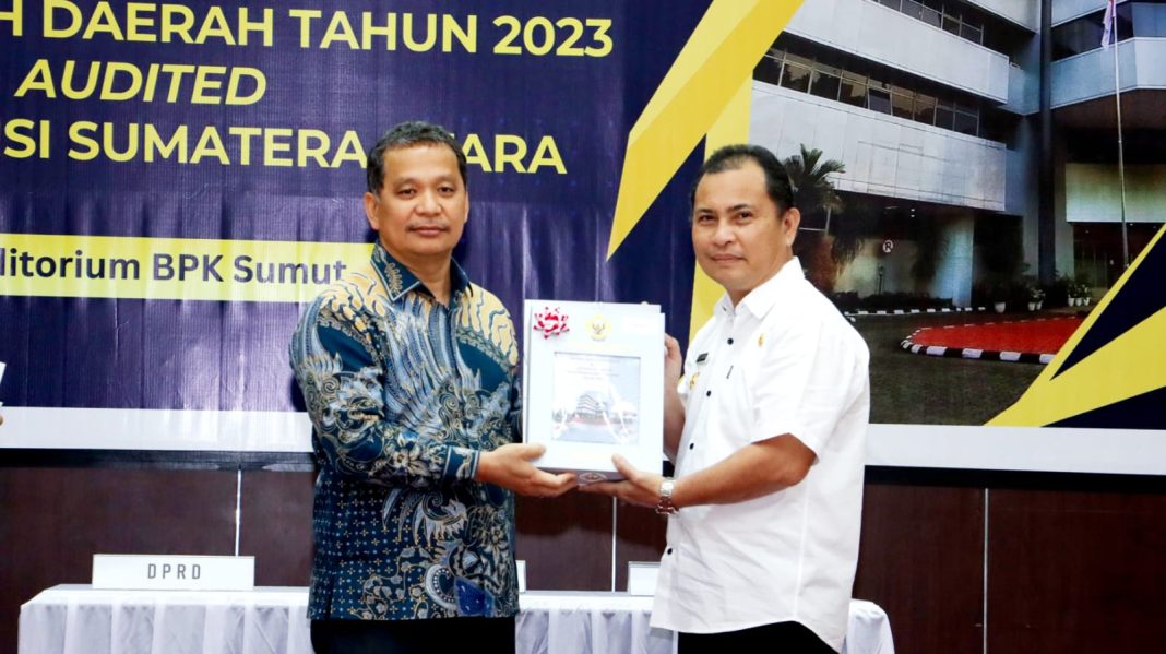 Pj Bupati Dairi, Surung Charles Batjin terima LHP atas laporan keuangan TA 2023, yang diserahkan Ketua BPK Perwakilan Sumut, Rabu (22/5/2024). (Dok/Kominfo Dairi)