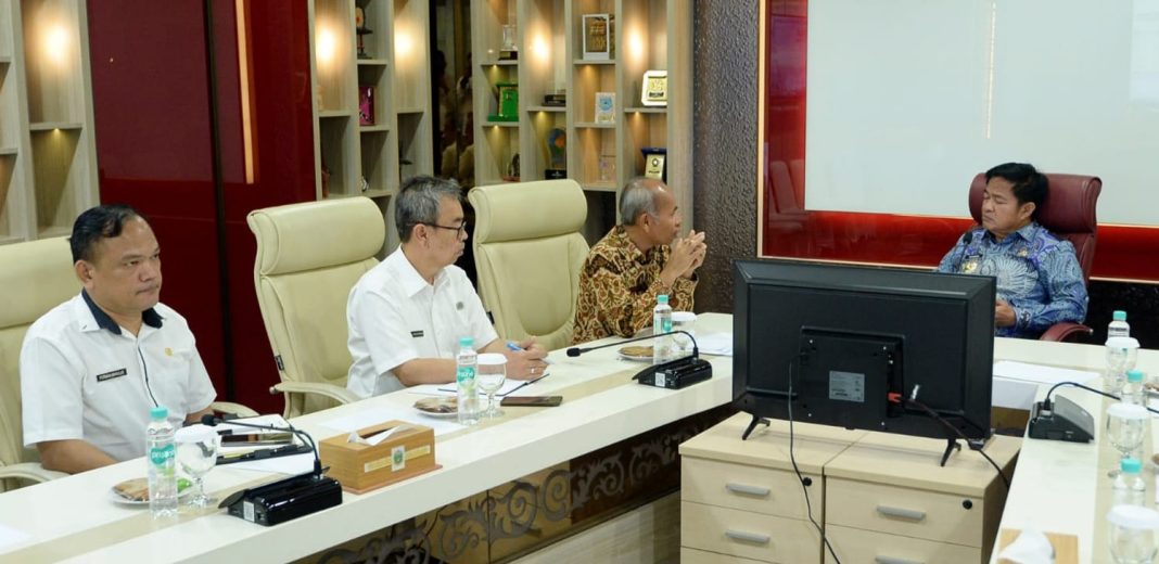 Pj Gubernur Sumut Dr Hassanudin mengikuti Rakor Nasional Pengawasan Intern Pemerintah 2024 yang diselenggarakan BPKP secara daring melalui zoom meeting di Sumut Smart Province, Lantai 6 Kantor Gubernur Sumut, Jalan Diponegoro Medan, Rabu (22/5/2024). (Dok/Kominfo Sumut)