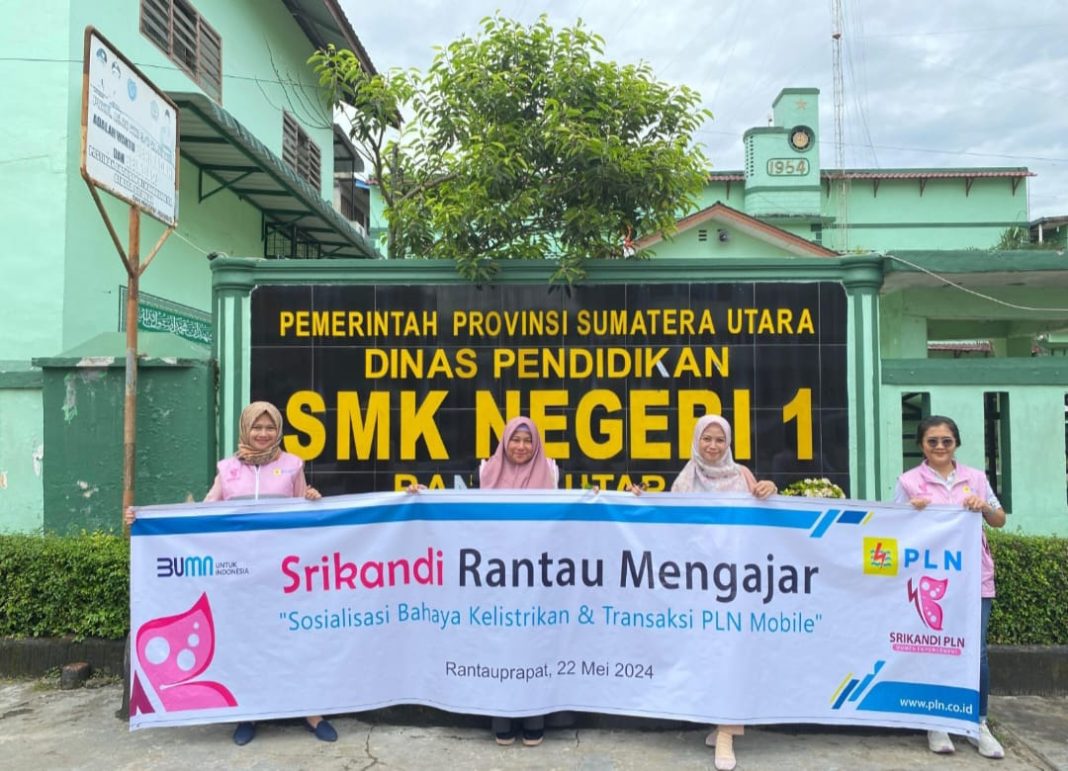Srikandi PLN UP3 Rantauprapat foto bersama di sekolah SMK Negeri 1, Rantauprapat, Sumut. (Dok/PLN)