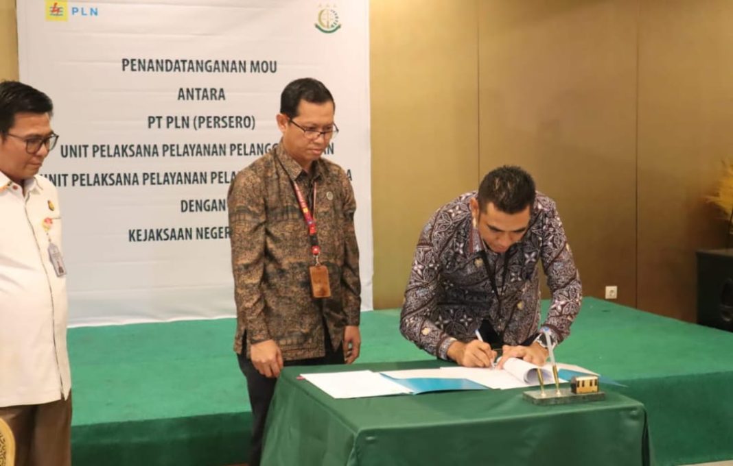 Manager PLN UP3 Medan Ricki Yacob (kanan) dan Manager PLN UP3 Medan Utara Edy Sahputra melakukan penandatanganan MoU dengan Kejaksaan Negeri Medan. (Dok/PLN)