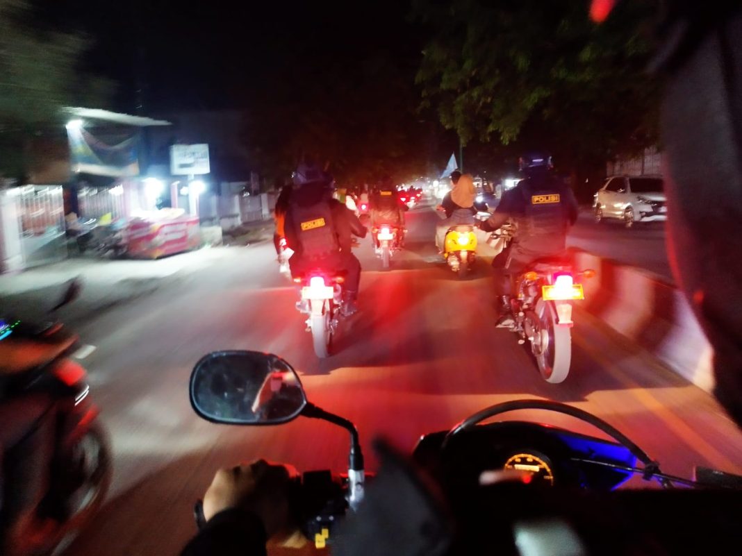 Personel gabungan Polres Sergai menindak pengendara sepeda motor yang melanggar peraturan lalu lintas saat menggelar patroli skala besar, Rabu (22/5/2024) malam. (Dok/Humas Polres Sergai)
