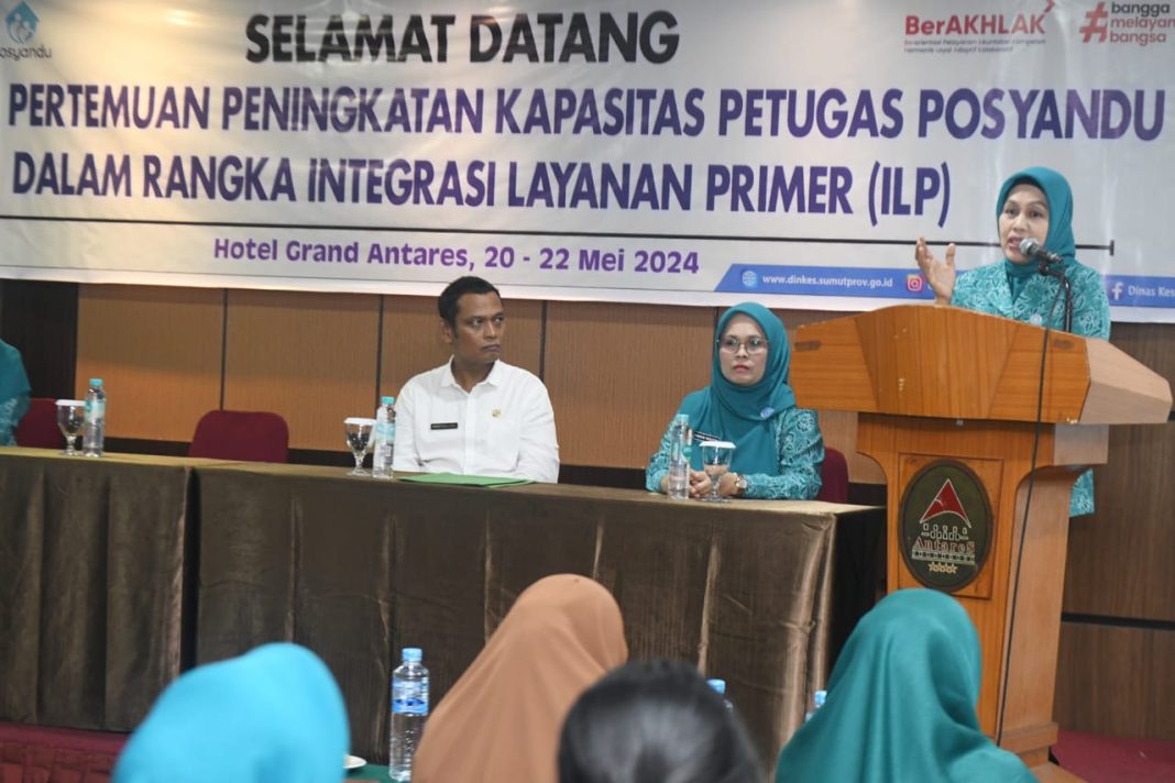 Pj Ketua TP PKK Dessy Hassanudin saat memberikan arahan pada acara Pertemuan Peningkatan Kapasitas Petugas Posyandu Dalam Rangka Integrasi Layanan Primer (ILP), di Hotel Grand Antares, Jalan Sisingamangaraja, Medan, Rabu (22/5/2024). (Dok/Kominfo Sumut)