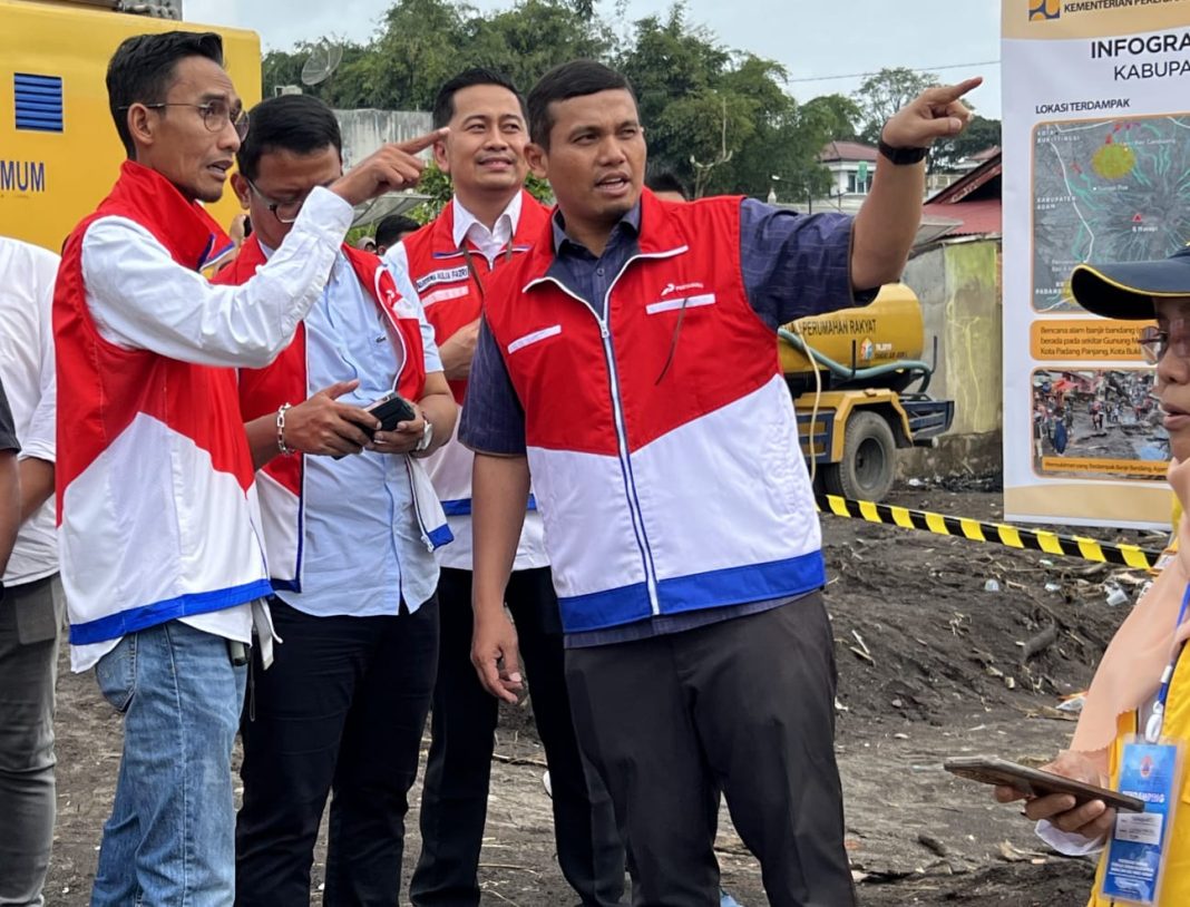 Executive General Manager Pertamina Patra Niaga Sumbagut Freddy Anwar di Posko Pengungsian Limakaum, Kabupaten Tanah Datar, Rabu (22/5/2024). (Dok/Pertamina)