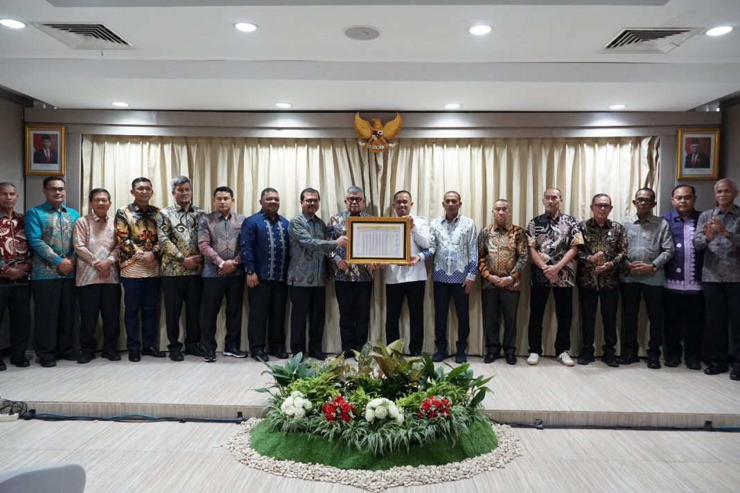 Rakor Penetapan Komitmen Bersama dan Target MCP Tahun 2024 melalui nota kesepahaman yang ditandatangani oleh 24 Pemda se Provinsi Aceh, yang terselenggara di Gedung Merah Putih KPK, Jakarta, Rabu (22/5/2024). (Dok/KPK)