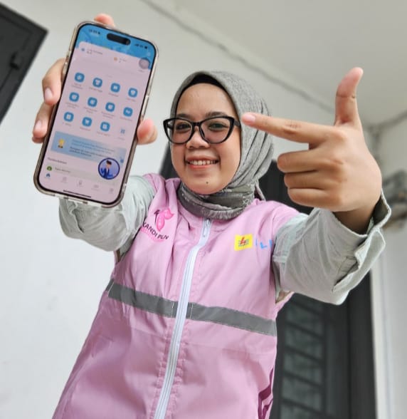 Srikandi PLN UP3 Medan Utara Safira Salma mengajak masyarakat untuk menggunakan aplikasi PLN Mobile untuk memudahkan masyarakat mengakses layanan PLN.