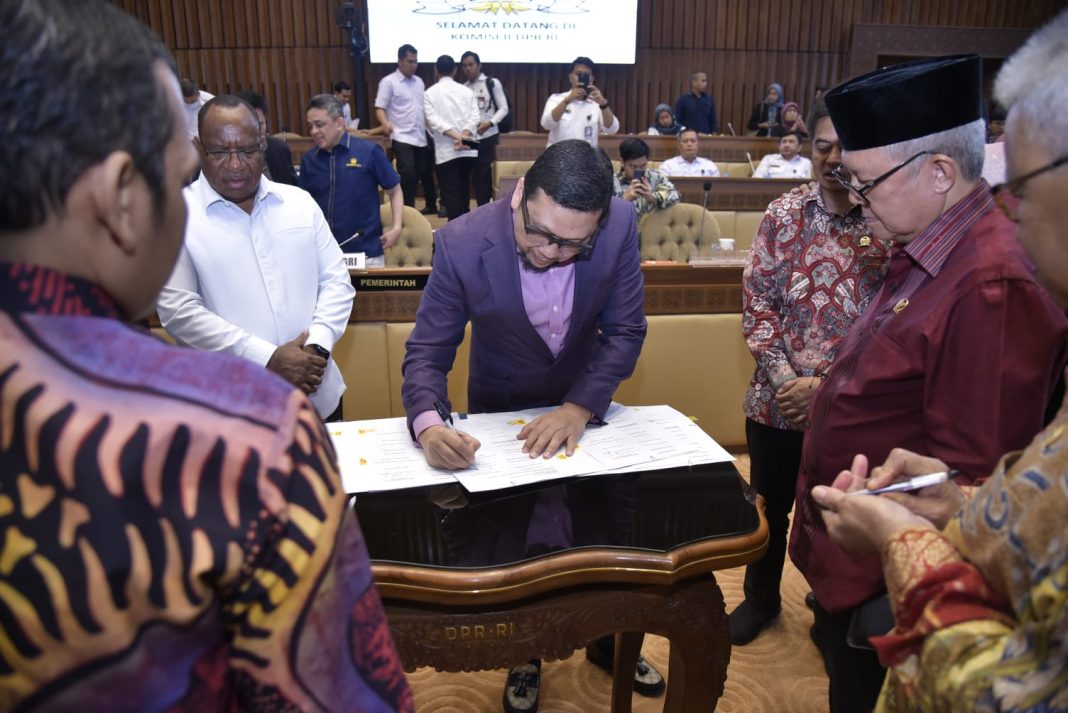 Ketua Komisi II DPR RI Ahmad Doli Kurnia, saat Rapat Kerja Pengambilan Keputusan Tingkat I dengan Kemendagri, Kemenkumham, Kemenkeu dan Ketua Komite I DPD RI, Rabu (22/5/2024).