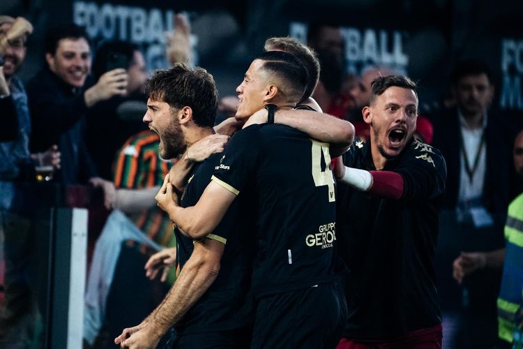 Bek diaspora timnas Indonesia Jay Idzes (nomor punggung 4), tinggal selangkah lagi memastikan tempat di Serie A setelah timnya Venezia menang 3-1 secara agregat atas Palermo di babak semifinal playoff promosi Serie B 2023-2024, Sabtu (25/5/2024) dini hari WIB.