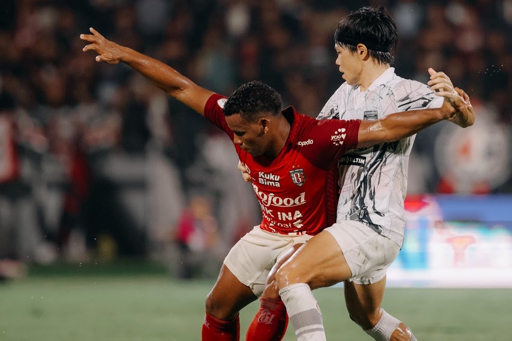 Duel antar pemain di laga Bali United vs Borneo FC, BRI Liga 1 2023/2024.