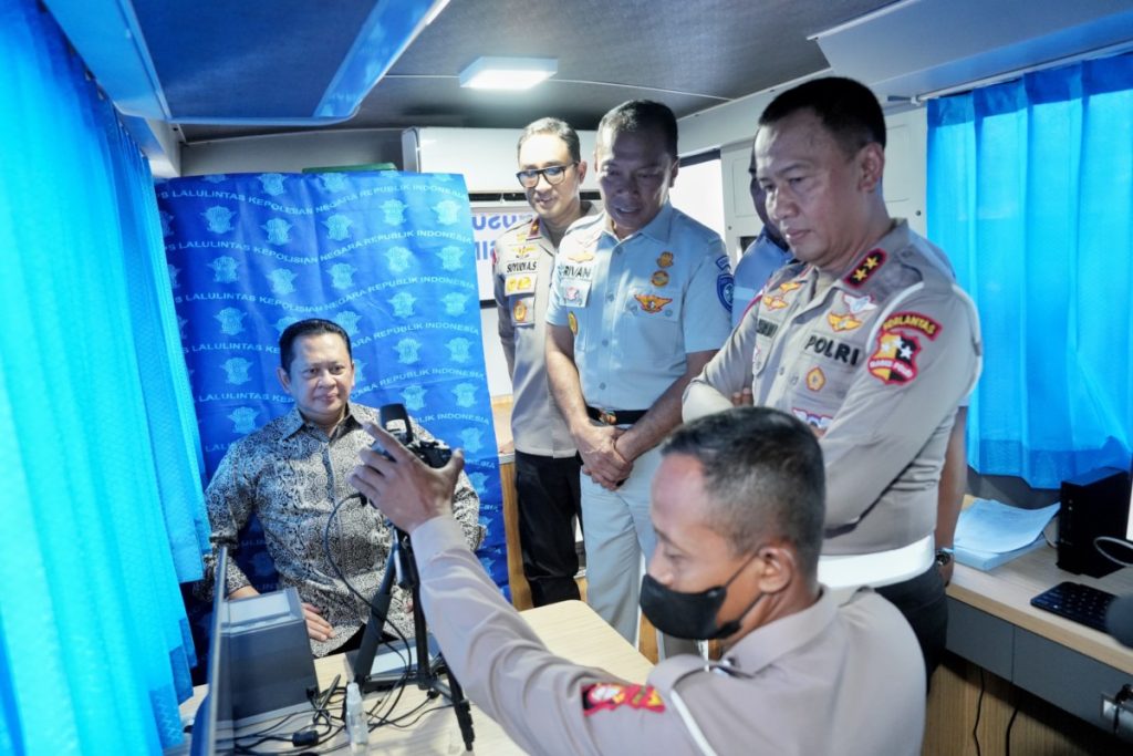 Kakorlantas Polri Irjen Pol Aan Suhanan bersama Ketua IMI Bambang Soesatyo melihat pembuatan SIM C1 di Satpas SIM Polda Metro Jaya, Senin (27/5/2024). (Dok/Humas Polri)