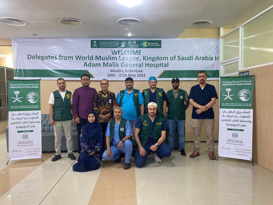 Direktur Utama RSUP H Adam Malik dr Zainal Safri MKed (PD) SpPD-KKV SpJP (K) didampingi Ketua Tim Pengampuan Layanan Kardiovaskular RSUP H Adam Malik dr Faisal Habib SpJP (K) FIHA foto bersama dengan tim dokter dari Arab Saudi. (Dok/Humas RSUP H Adam Malik)