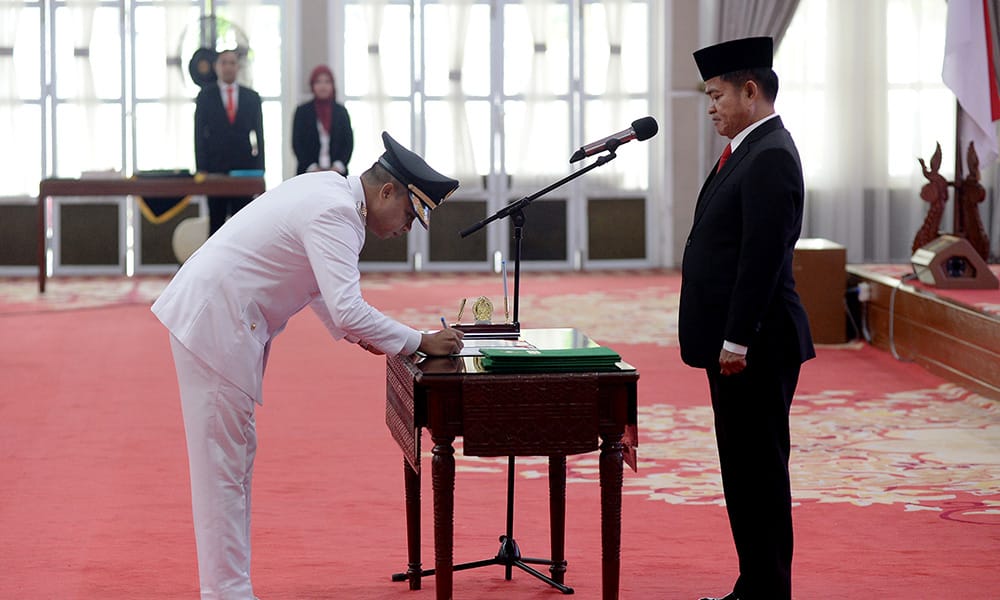 Pj Gubernur Sumut Dr Hassanudin melantik Kepala Biro Administrasi Pimpinan Setdarov Sumut Muttaqien Hasrimi sebagai Pj Wali Kota Tebingtinggi di Aula Tengku Rizal Nurdin, Rumah Dinas Gubernur, Jalan Jenderal Sudirman, Nomor: 41 Medan, Selasa (28/5/2024).