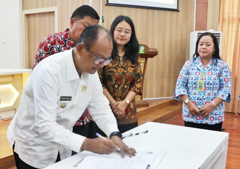 Wakil Bupati Simalungun Zonny Waldi menandatangani komitmen bersama untuk melaksanakan pencegahan dan penanganan stunting, di Balei Harungguan Djabanten Damanik, Pamatangraya, Selasa (28/5/2024).