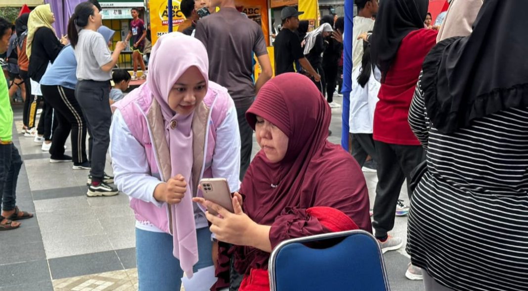 Srikandi PLN UP3 Padangsidimpuan mengajarkan cara melakukan pembayaran tagihan listrik dan pembelian token menggunakan aplikasi PLN Mobile di Padangsidimpuan, Minggu (26/5/2024). (Dok/PLN)