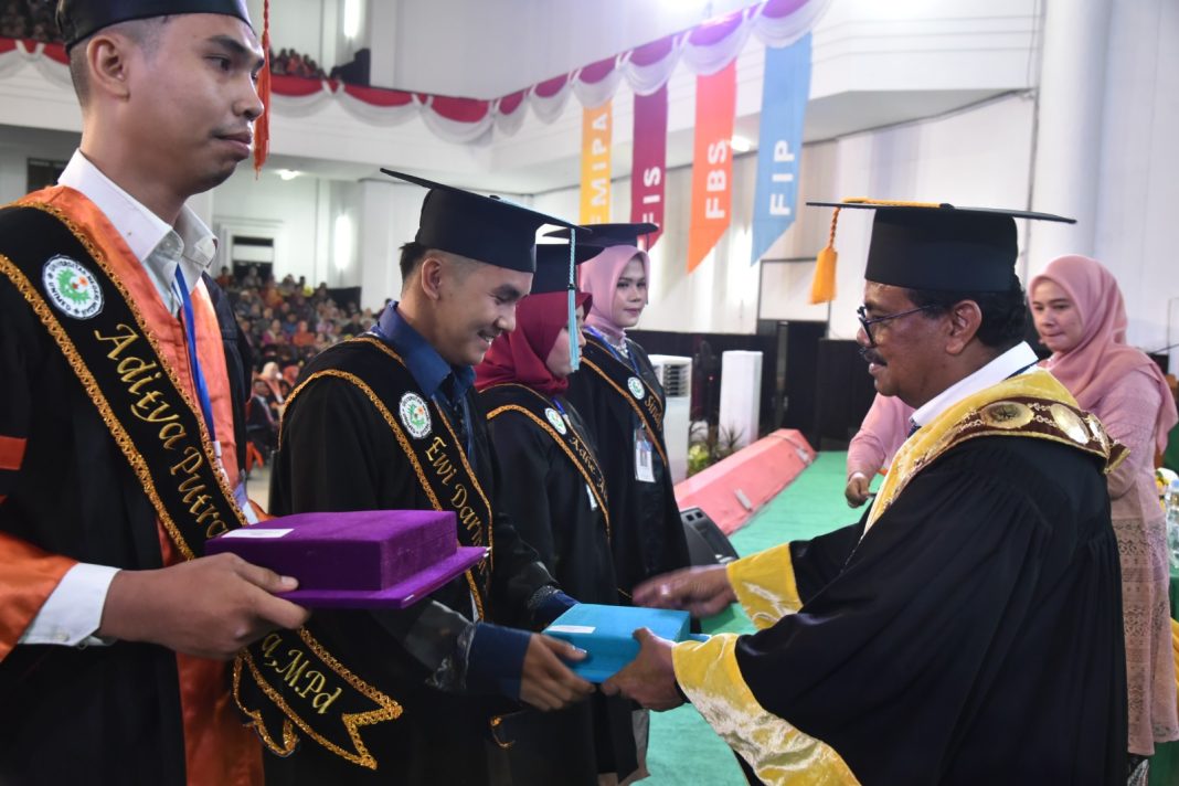 Rektor Unimed Prof Dr Baharuddin ST MPd saat mewisuda lulusan Unimed di Medan, Rabu (29/5/2024). (Dok/Unimed)