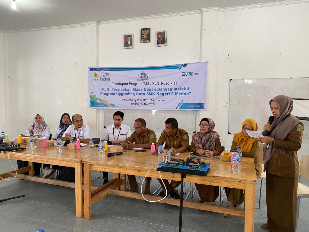 Pegawai PLN Pusdiklat dan UPDL Tuntungan sinergi bersama Guru, Kepsek dan siswa SMKN 5 Medan dalam Closing TJSL Upgrading Guru.