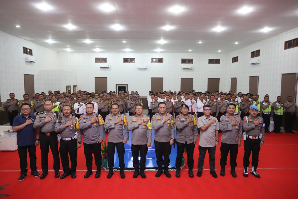 Kapolda Sumut Irjen Pol Agung Setya Imam Efendi foto bersama dengan lainnya usai menyampaikan arahan kepada personel Polres Pelabuhan Belawan, ketika melakukan Kunker, Selasa (28/5/2024) sore. (Dok/Polres Belawan)