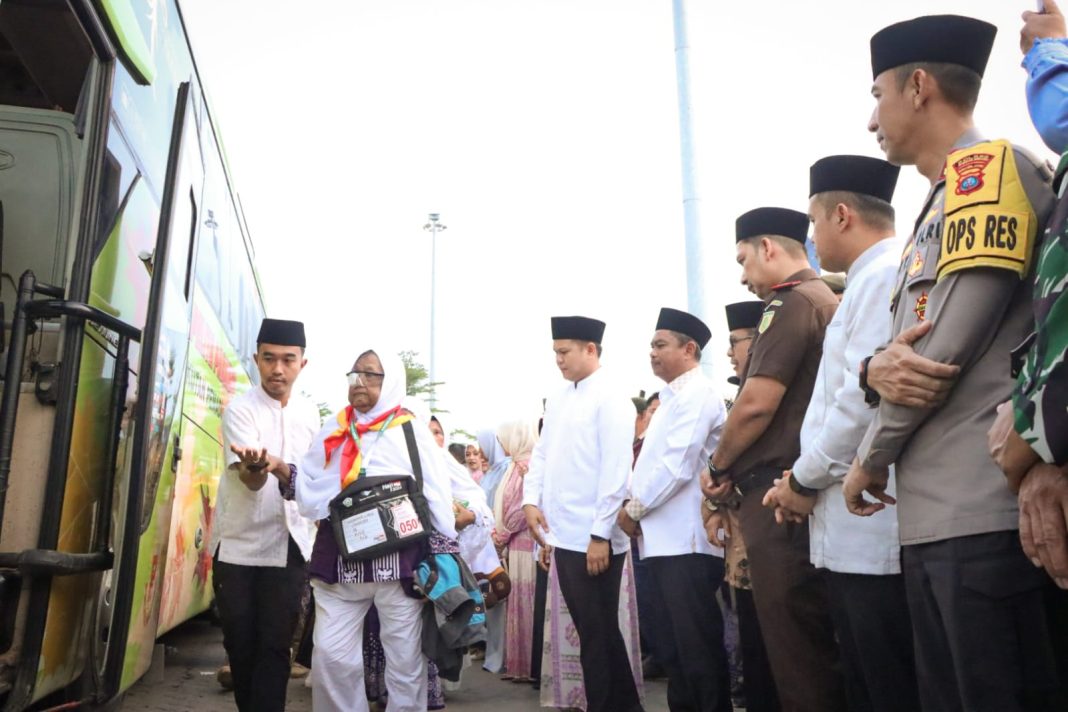 Bupati Sergai H Darma Wijaya didampingi Wakil Bupati Sergai H Adlin Tambunan, dan unsur Forkopimda melepas keberangkatan jamaah calon haji Sergai, Rabu (29/5/2024). (Dok/Kominfo Sergai)