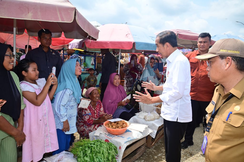 Presiden Jokowi melakukan peninjauan ke Pasar Lawang Agung di Kabupaten Musi Rawas Utara sebagai bagian dari agenda kunjungannya ke Sumatra Selatan, Kamis (30/5/2024). (Dok/BPMI Setpres)