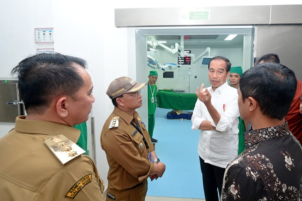 Presiden Jokowi meninjau RSUD Rupit di Kabupaten Musi Rawas Utara, Sumatera Selatan, Kamis (30/5/2024). (Dok/BPMI Setpres)