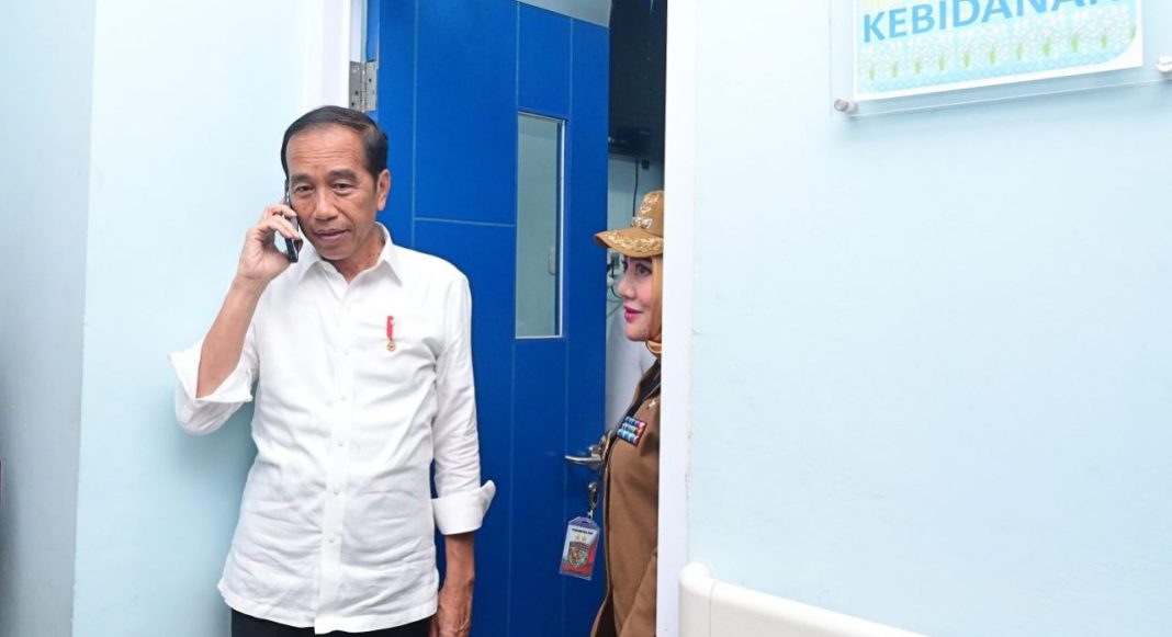 Presiden Jokowi menelepon Menteri PUPR Basuki Hadimuljono saat peninjauan ke RSUD dr Sobirin di Kabupaten Musi Rawas, Sumatera Selatan, Kamis (30/5/2024). (Dok/BPMI Setpres)