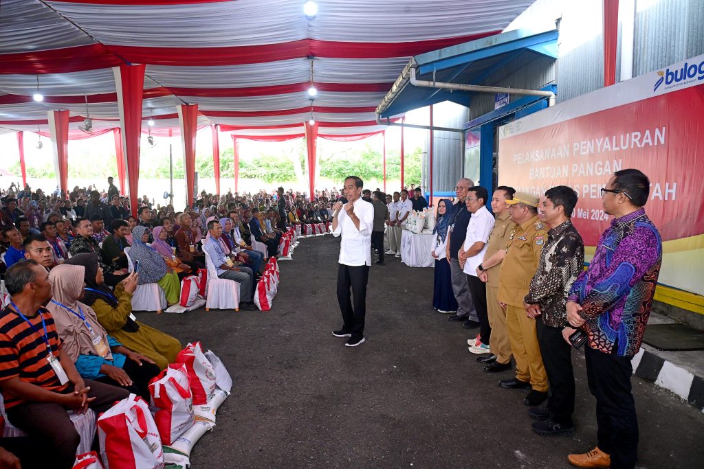 Presiden Jokowi mengunjungi Gudang Bulog Kota Lubuklinggau, Sumatera Selatan, Kamis (30/5/2024). (Dok/BPMI Setpres)