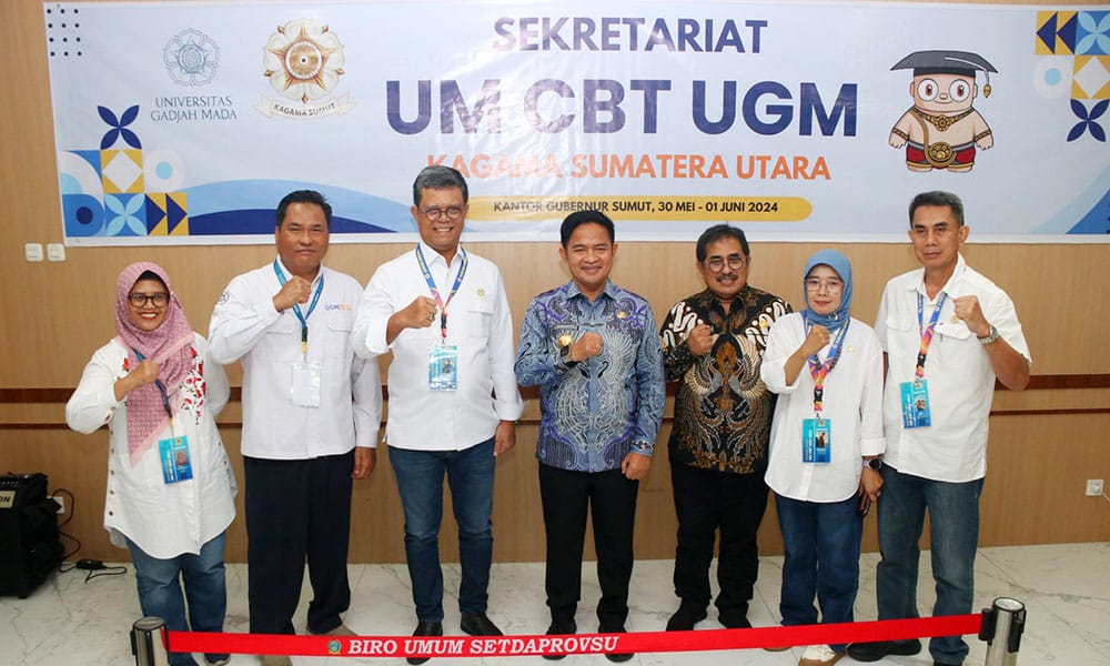 Pj Gubernur Sumut Dr Hassanudin foto bersama usai meninjau Penyelenggaraan Ujian Mandiri sistem Computer Based Test untuk masuk ke UGM 2024 di Aula Raja Inal Siregar Kantor Gubernur Sumut Jalan Pangeran Diponegoro, Medan, Kamis (30/5/2024). (Dok/Kominfo Sumut)