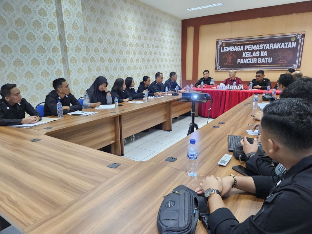 Plt Kepala Lapas Kelas IIA Pancurbatu Kriston Napitupulu AMdIP SH memimpin rapat rapat dinas bersama seluruh jajaran di Aula Lapas Kelas IIA Pancurbatu, Kamis (30/5/2024). (Dok/Lapas Pancurbatu)