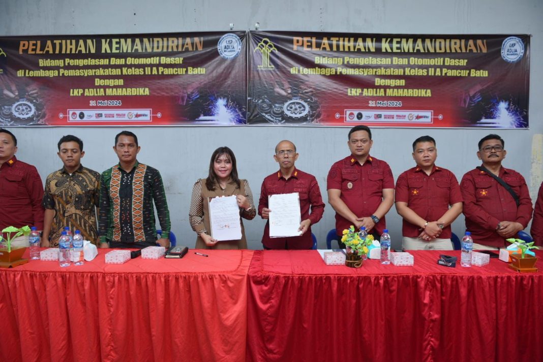 Plt Kepala Lapas Kelas IIA Pancurbatu Kriston Napitupulu AMdIP SH didampingi jajaran foto bersama usai melaksanakan perjanjian kerja sama dengan Ketua LKP Adlia Mahardika, Mardelina Natalia, Jumat (31/5/2024). (Dok/Lapas Pancurbatu)