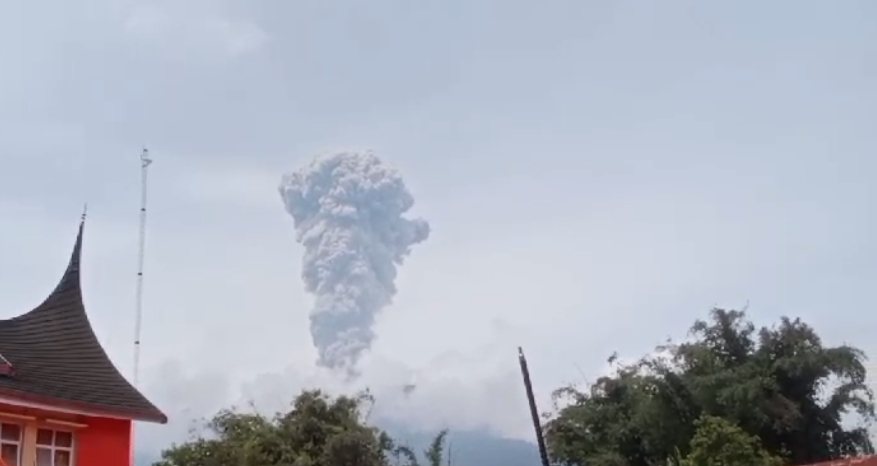 Erupsi Gunung Marapi terpantau dari Posko Penanganan Darurat Galodo Kabupaten Agam di Kantor Kecamatan Sungai Pua