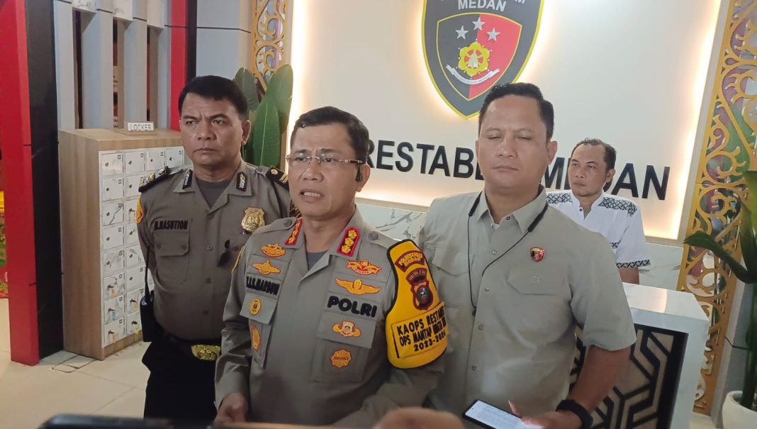 Kapolrestabes Medan Kombes Pol Teddy JS Marbun didampingi Kasat Reskrim Kompol Jama Kita Purba dan Kasi Humas Polrestabes Medan Iptu Nizar Nasution saat memberikan keterangan pers kepada wartawan, Jumat (31/5/2024). (Dok/Humas Polrestabes Medan)