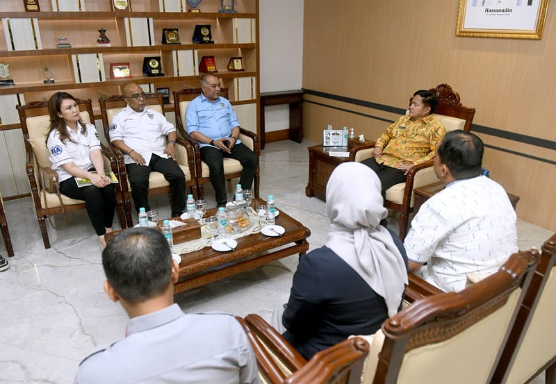 Pj Gubernur Sumut Dr Hassanudin saat menerima IMI Sumut dan Panitia Sumut Rally di ruang kerjanya, Lantai 10, Kantor Gubernur Sumut, Jalan Diponegoro, Nomor 30 Medan, Jumat (31/5/2024). (Dok/Kominfo Sumut)