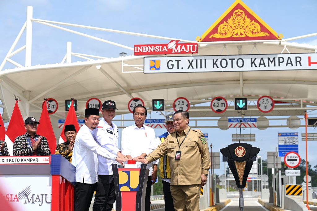 Presiden Jokowi meresmikan Jalan Tol Pekanbaru-Padang ruas Bangkinang-Pangkalan seksi Bangkinang-XIII Koto Kampar dan Pelaksanaan IJD di Riau, Jumat (31/5/2024) pagi di Gerbang Tol XIII Koto Kampar, Kabupaten Kampar, Riau. (Dok/BPMI Setpres)