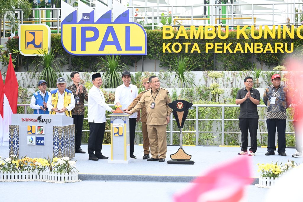 Presiden Jokowi meresmikan SPALDT Bambu Kuning, di Kota Pekanbaru, Provinsi Riau, Jumat (31/5/2024). (Dok/BPMI Setpres)