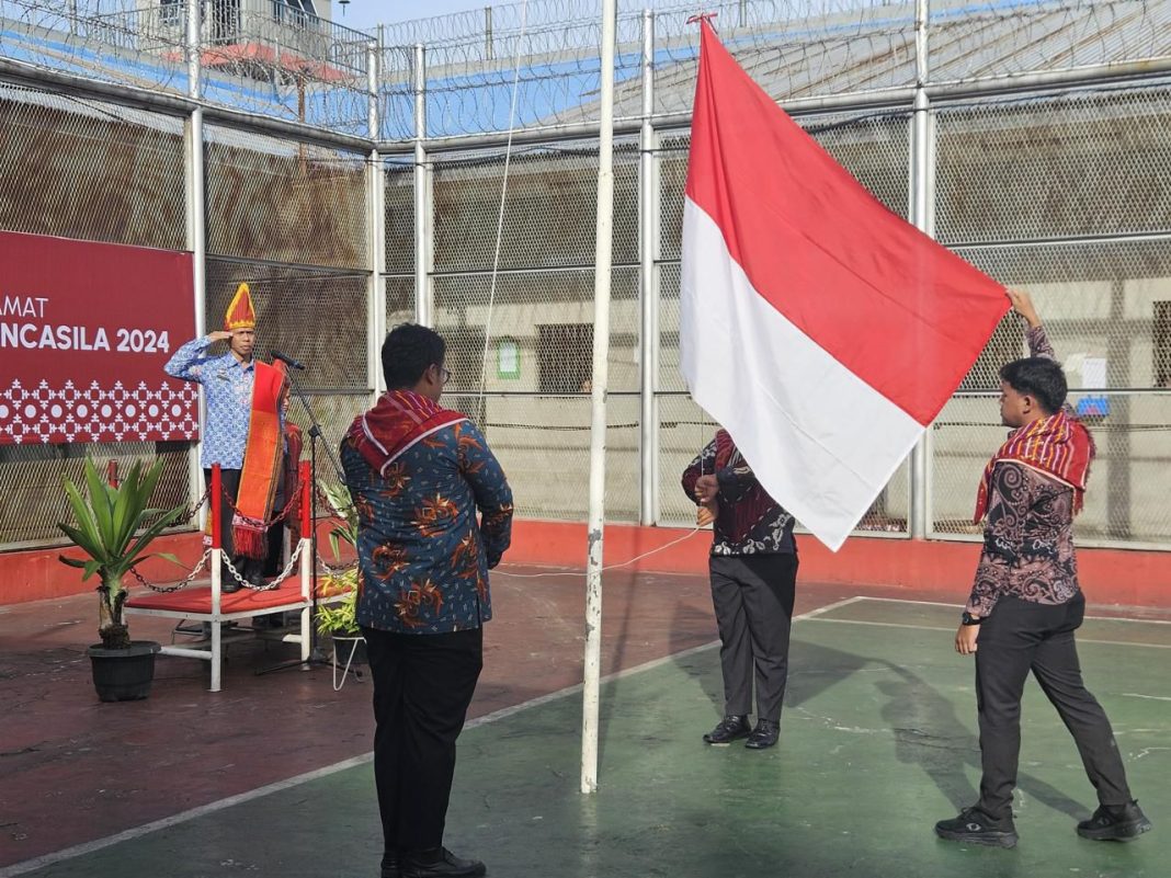 Lapas Kelas IIA Pancurbatu Kanwil Kemenkumham Sumut menggelar upacara peringatan Hari Lahir Pancasila di Lapangan Apel Lapas Pancurbatu, Sabtu (1/6/2024). (Dok/Lapas Pancurbatu)