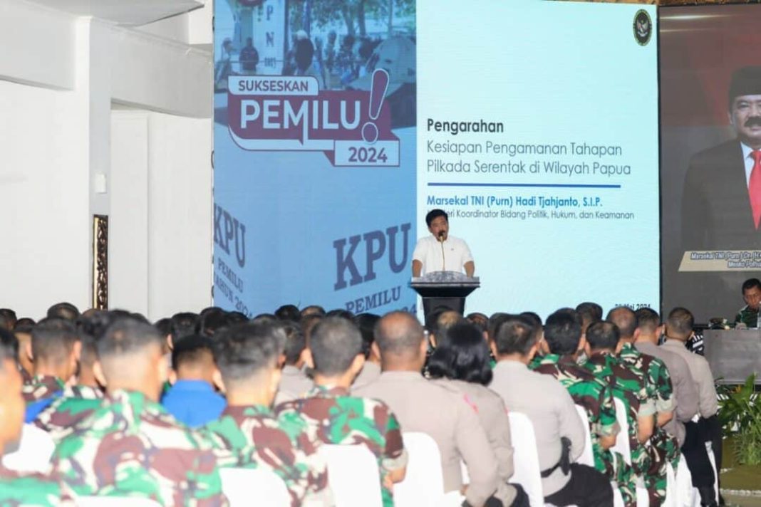 Menko Polhukam Marsekal TNI (Purn) Hadi Tjahjanto memberikan pengarahan Kesiapan Pengamanan Tahapan Pilkada Serentak di Wilayah Papua, di Kodam XVIII/Cenderawasih, Jayapura, Kamis (30/5/2024).