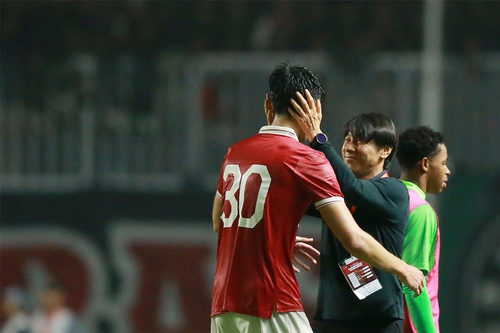 Pelatih Timnas Indonesia, Shin Tae-yong, bersama Elkan Baggott usai melawan Curacao pada laga FIFA Matchday di Stadion Pakansari, Bogor, Selasa (27/9/2022).