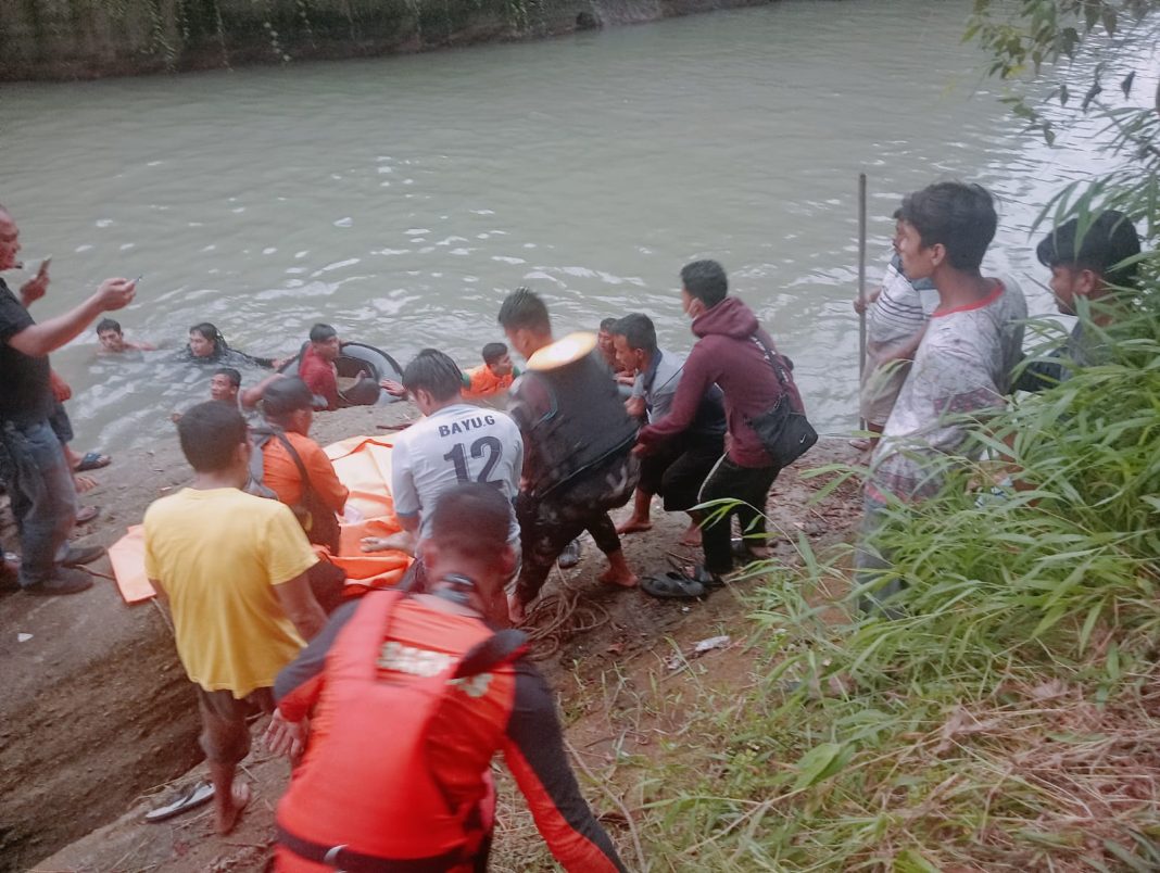 Tim Basarnas, bersama Forkopimcam Kutalimbaru dan masyarakat melakukan evakuasi dua orang pria yang tenggelam di Pemandian Alam Lau Penda di Desa Kwala Lau Bicik, Kecamatan Kutalimbaru, Kabupaten Deliserdang, Sabtu (1/6/2024). Dok/Camat Kutalimbaru)