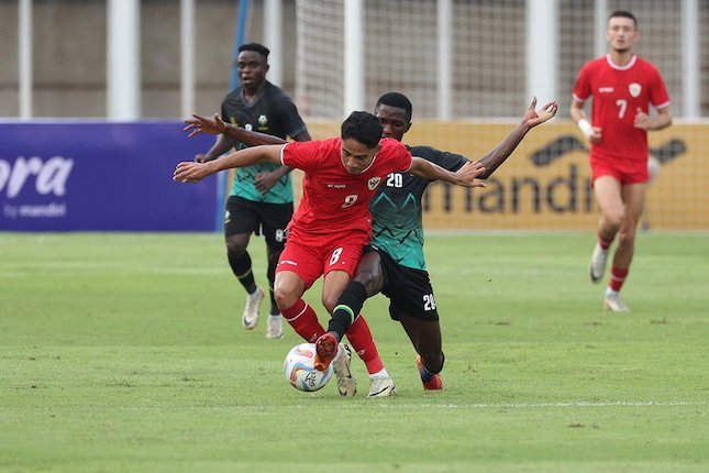 Marselino Ferdinan dikawal lawan di laga Timnas Indonesia vs Tanzania, uji coba internasional Juni 2024.