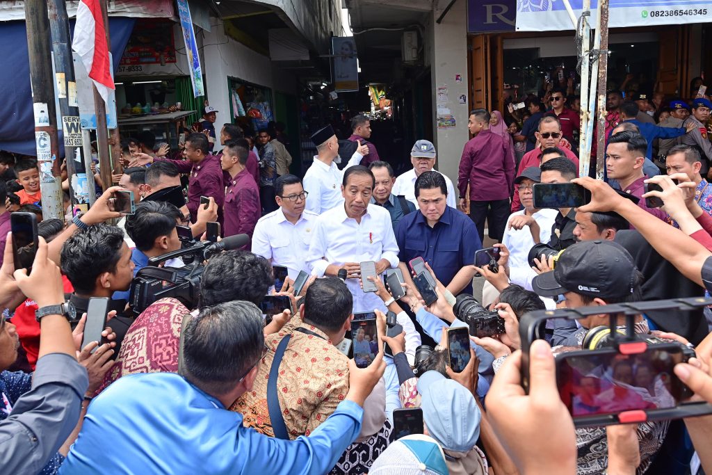 Presiden Jokowi saat memberikan keterangan pers di Pasar Senggol Kota Dumai, Provinsi Riau, Sabtu (1/6/2024). (Dok/BPMI Setpres)