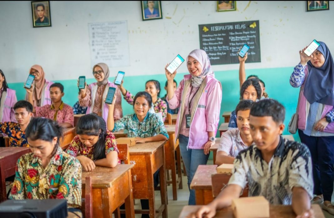 Srikandi PLN UP3 Pematangsiantar juga mengedukasi para siswa SMK Negeri 1 Jorlang Hantaran untuk mendownload dan menggunakan aplikasi PLN Mobile. (Dok/PLN)