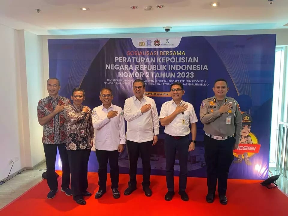 Masyarakat yang akan membuat SIM kini harus memiliki BPJS Kesehatan atau terdaftar sebagai peserta JKN yang aktif. Aturan ini akan diuji coba pada 1 Juli hingga 30 September 2024 di tujuh wilayah Indonesia. (Dok/Humas Polri)