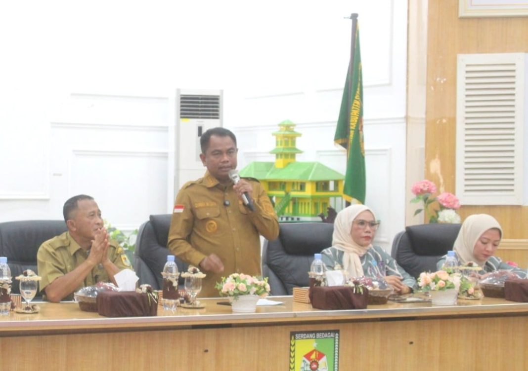 Bupati Sergai H Darma Wijaya menyampaikan sambutan saat membuka pelatihan kader Posyandu, Senin (3/6/2024). (Dok/Kominfo Sergai)