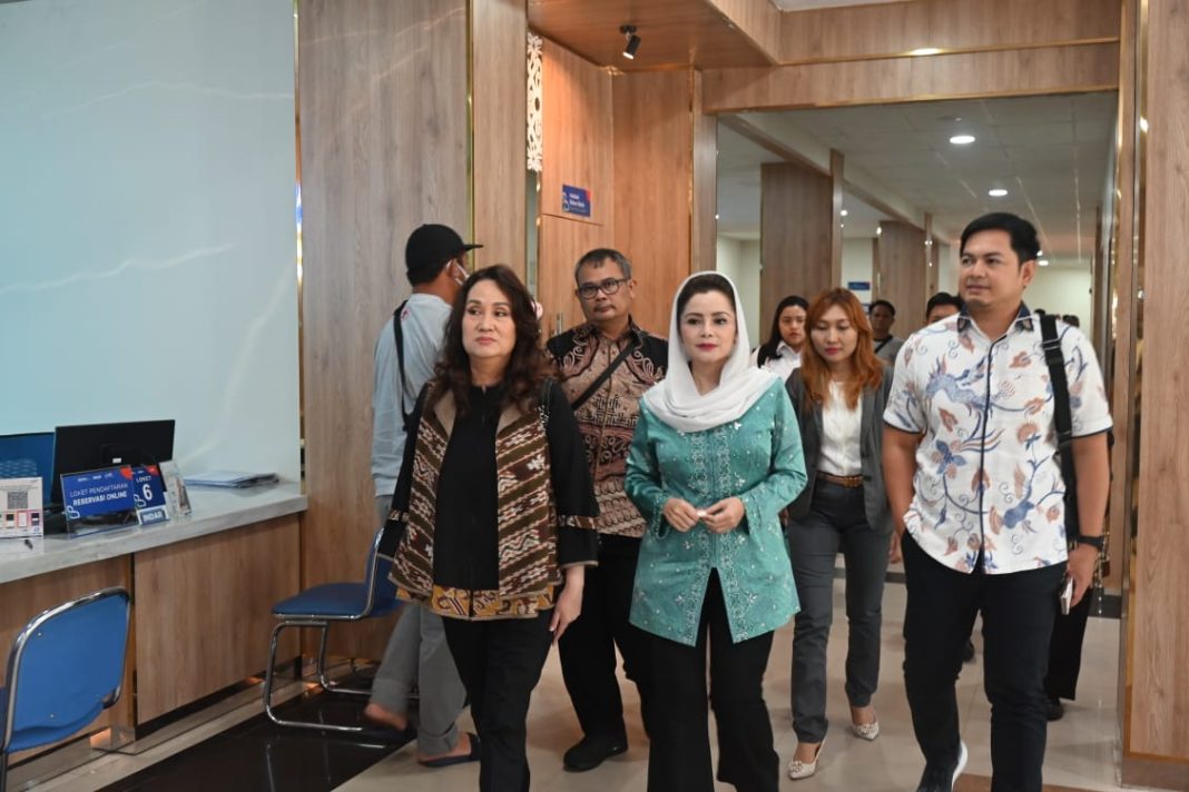 Wakil Ketua BURT Novita Wijayanti saat meninjau fasilitas dan pelayanan RS Pertamina Balikpapan, di Kaltim, Senin (3/6/2024).