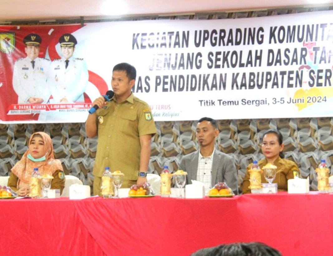 Wakil Bupati Sergai H Adlin Tambunan menyampaikan sambutan saat membuka Upgrading Komunitas Belajar di Lingkungan Dinas Pendidikan Sergai, Senin (3/6/2024). (Dok/Diskominfo Sergai)