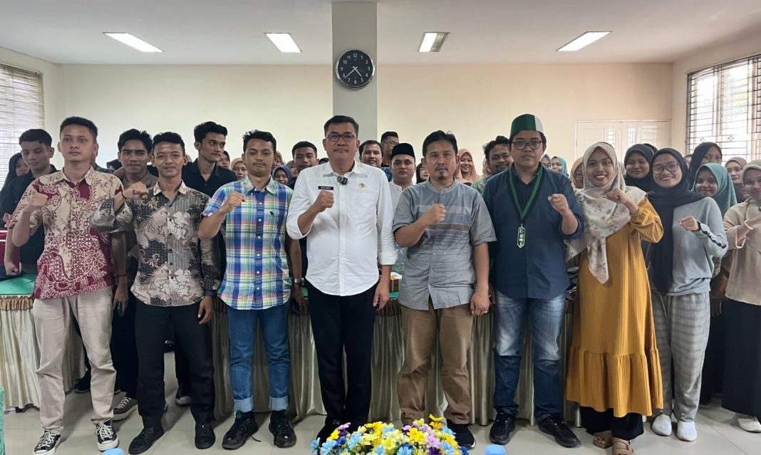 Naslindo Sirait foto bersama di sela-sela Sosialisasi Perkoperasian dan Kewirausahaan bagi mahasiswa di UIN Sumut, Medan, Selasa (28/5/2024). (Dok/Diskop Sumut)