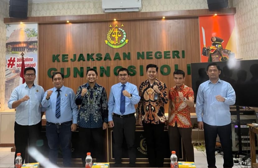 PLN UIP SBU melalui UPP SBU 3 bersama Kejari Gunungsitoli melakukan penandatanganan perpanjangan kerjasama permasalahan hukum bidang Perdata & Tata Usaha Negara (Datun) di Kantor Kejari Gunung Sitoli, Kamis (30/5/2024). (Dok/PLN)