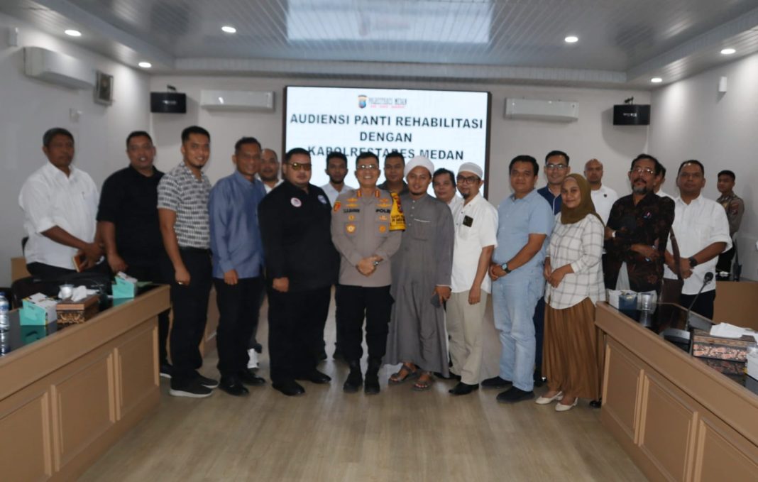 Kapolrestabes Medan Kombes Pol Teddy John Marbun foto bersama dengan pengurus panti rehabilitasi narkoba wilayah Medan, di Rupatama Mapolrestabes, Senin (3/6/2024). (Dok/Polrestabes Medan)