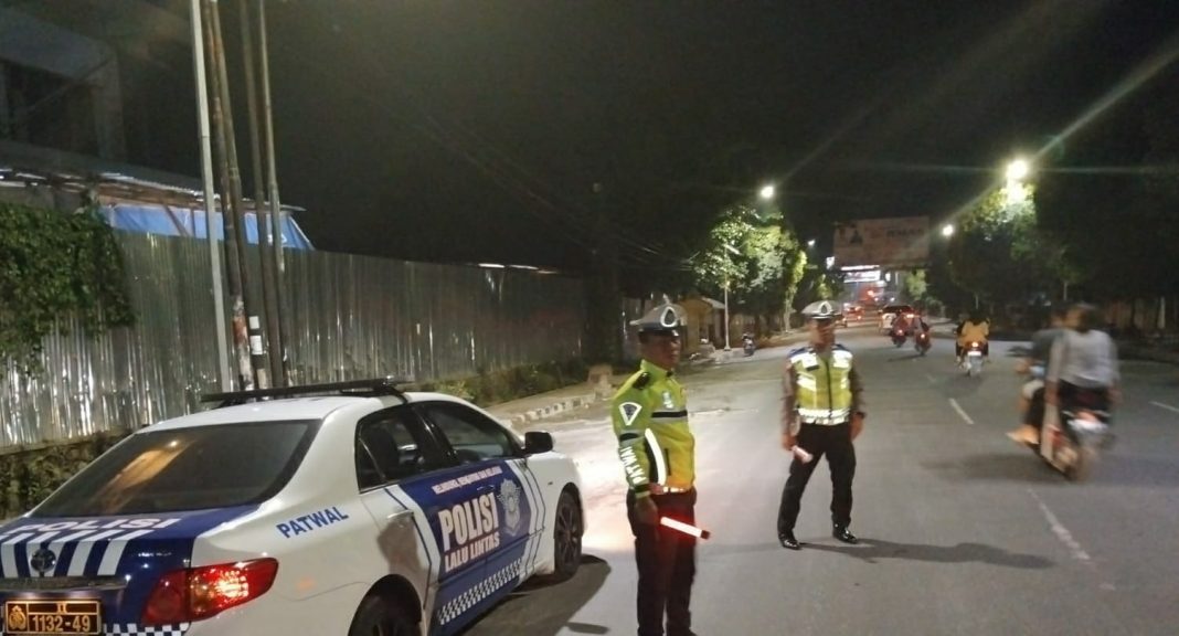 Personel Polres Pematangsiantar saat menggiatkan patroli rutin di Jalan Medan, Senin (3/6/2024) malam. (Dok/Humas Polres Pematangsiantar)