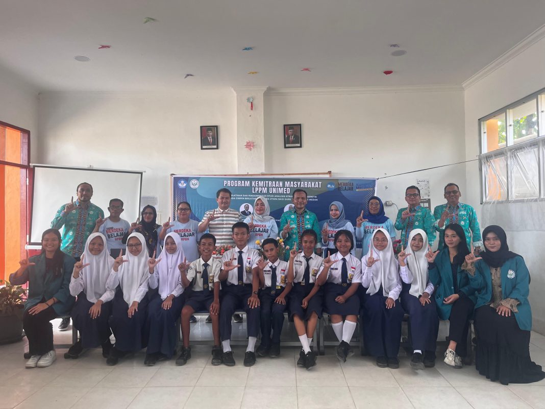 Tim Pengabdian kepada Masyarakat (PKM) Prodi Sasindo Unimed melaksanakan pelatihan dan pendampingan bagi Guru Bahasa Indonesia dan siswa SMPN 15 Medan dan foto bersama Selasa (4/6/2024).