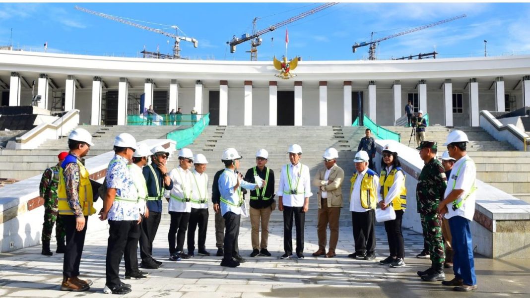 Presiden Jokowi meninjau langsung kesiapan lapangan upacara yang akan digunakan dalam peringatan HUT ke-79 Kemerdekaan Republik Indonesia di Kawasan IKN, Kabupaten Penajam Paser Utara, Provinsi Kalimantan Timur, Rabu (5/6/2024).